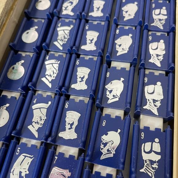 1961 Stratego 40 Blue pieces + 36 Red pieces (missing 4) + trays - plastic - Picture 4 of 9